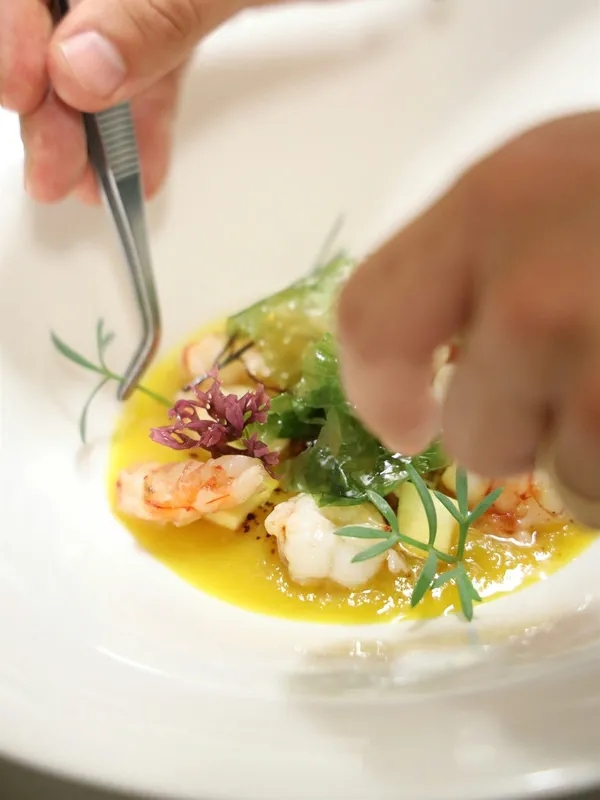 Chef της Evochia την ώρα της προετοιμασίας πιάτου