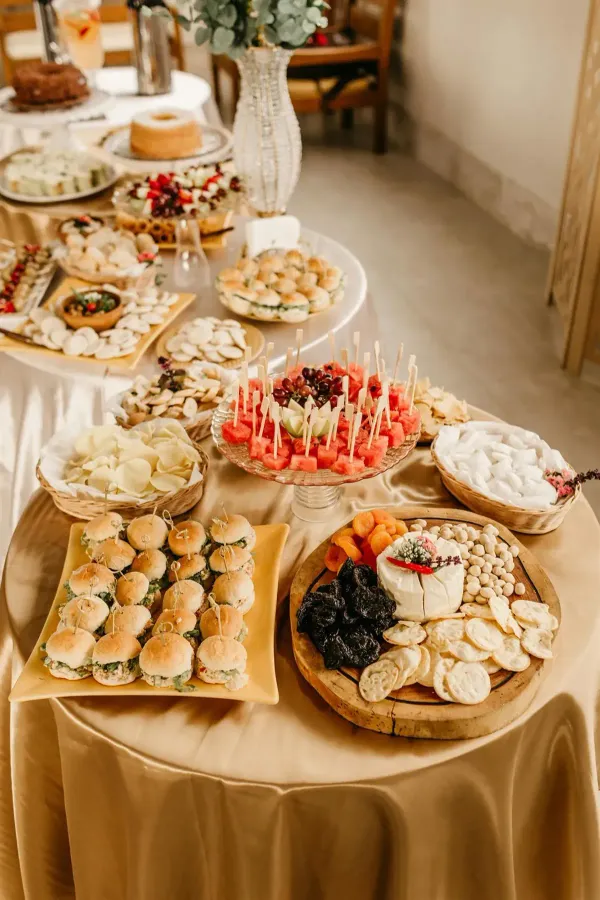 Κομψά canapes και πιάτα για wedding celebration